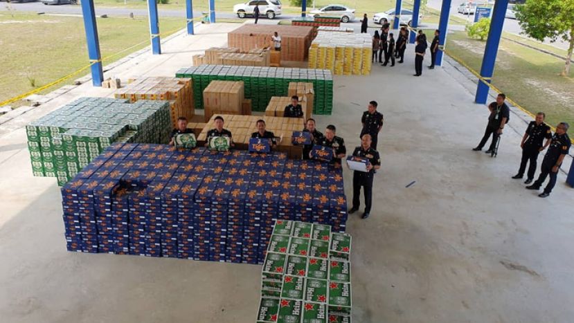 砂水警破获的漏税烟酒暂时放在警营礼堂。