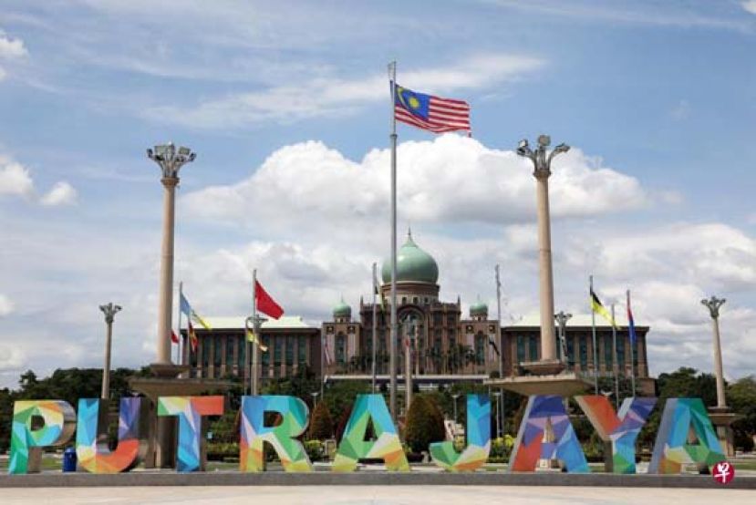 首相丹斯里慕尤丁今日在首相署，主持为时3小时的内阁特别会议。