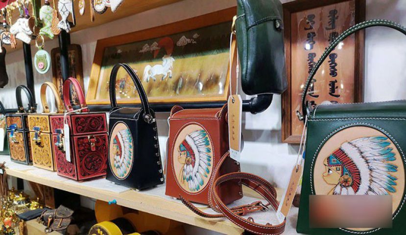 呼和浩特市塞上老街民族文创店里琳琅满目的特色工艺品。