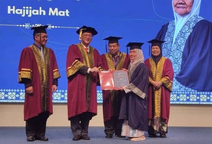 峇都吉当区州议员拿督罗克强颁发毕业证书予成人课程的学员时摄。