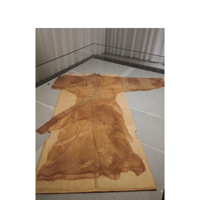 湖南博物院&ldquo;彼美人兮──两汉罗马时期女性文物展&rdquo;，首次展出的曲裾素纱襌衣。