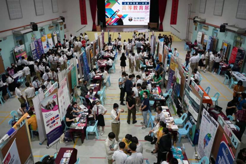 古晋一中举办&ldquo;2022年高等教育展&rdquo; 参展单位人潮络绎不绝
