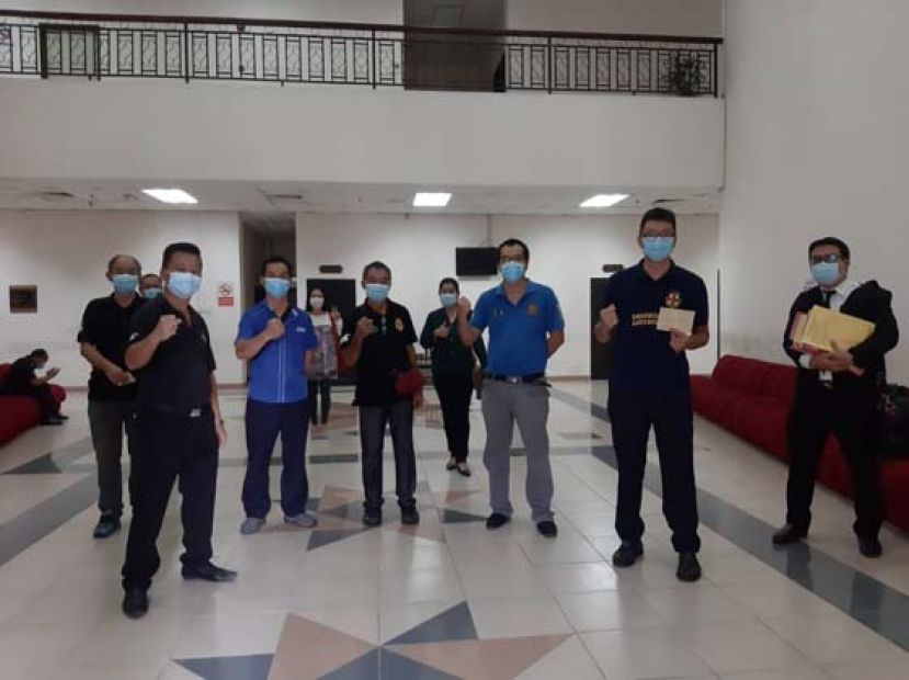 国歌奏响不肃立的7名男女在获得无罪释放后，在法庭大厦里合影。