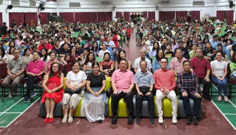 中秋园游会众嘉宾与学生及家长合影。前排沙发坐者：古晋中华小学校董会主席兼主宾拿督蔡文铎（中）、右一为四小副主席吴孟敦、右二为拿督李官品、右三二小副主席黄云华；左一为二小校友会会长颜月明、左二为古晋县教育厅长代表官秀梅及左三为二小校长张丽萍。