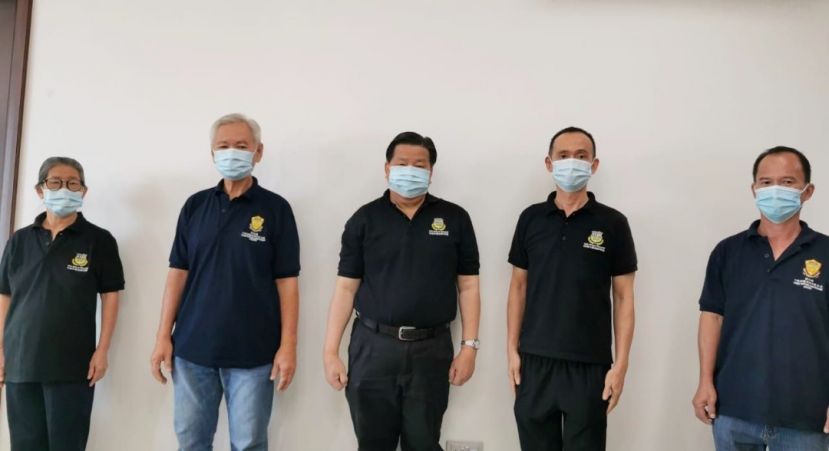 砂医总会长兼亚洲中医技职学院院长江宗兴（中）与美里首批四位考获人力资源部SKM技职推拿认证文凭毕业生合影；左起丘桂芳，杨家惜，沈利生，张伟强。