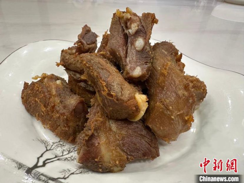 餐桌上的甘肃会宁古法腌缸肉。