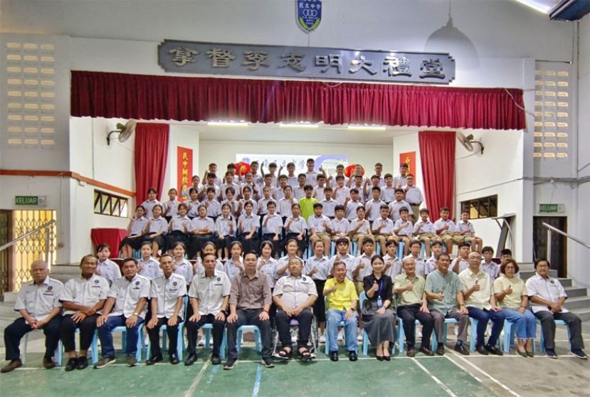 2025年全体初一新生大合照。