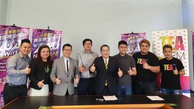 古晋南市市长拿督黄鸿圣（右4）在跨年晚会筹委会主席黄连欢（左4）等人召开&ldquo;古晋南市跨年晚会唱响2020年&ldquo;新闻发布会。陪同在旁的为跨年筹委会委员张鸿泉（左起），古晋河滨酒店业务发展经理张秋莲，酒店经理刘南顺；右起则为跨年晚会中文主持TeaFm DJ Kenji, 英文主持TeaFM DJ TP 及影片赞助ARX media 有限公司董事莫少明。