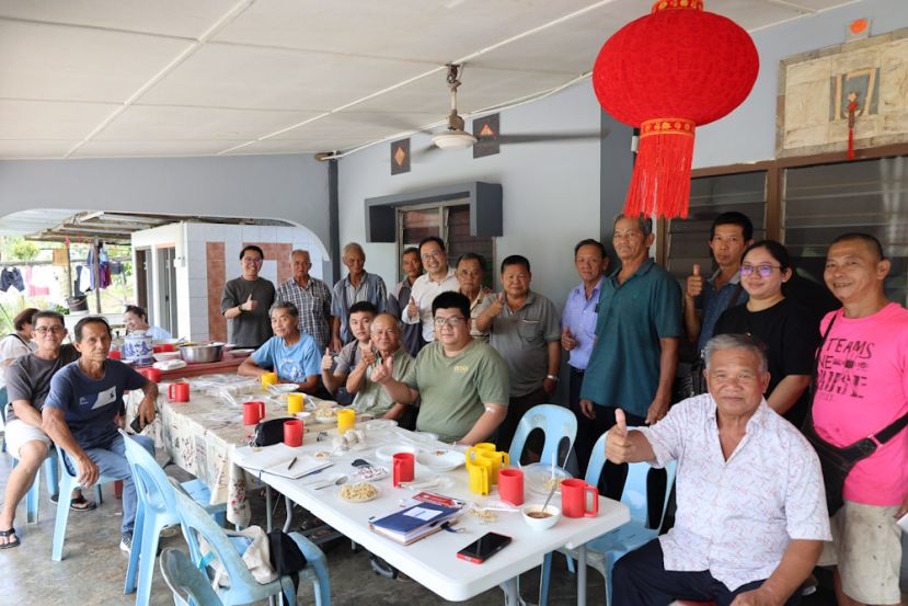 交流会结束后，与会的农民与砂行动党主席兼实旦宾区国会议员暨浮罗岸区州议员张健仁（站者右9）及跨党派国会委员会&mdash; 可持续发展目标议会委员会代表合影。