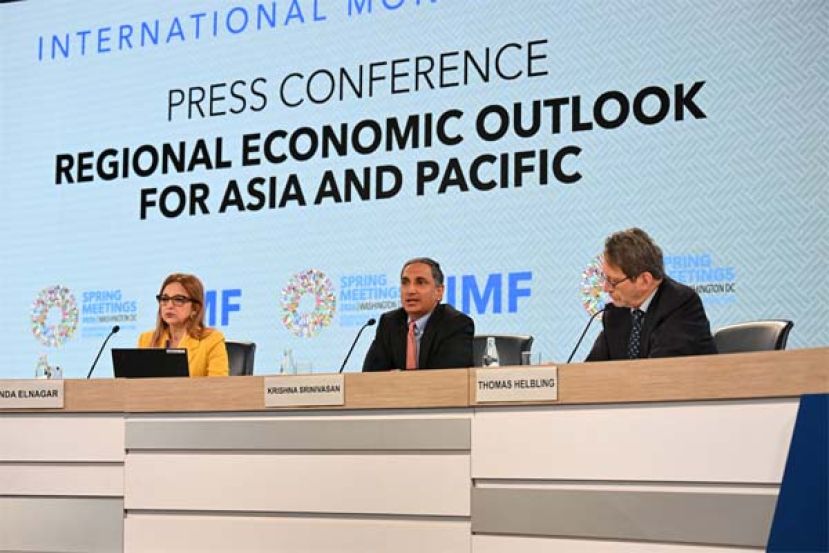 斯里尼瓦桑（中）表示，亚洲经济体的短期任务是吸收冲击。