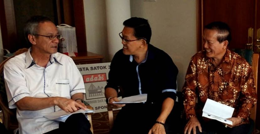  薛华东（中）与本固鲁严安干（右一）向北市市长拿督祖乃迪礼端（左）汇报第三届砂督嘉年华庆典筹备工作。