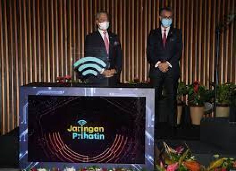 首相丹斯里慕尤（左）为&ldquo;关怀网络&rdquo;计划主持推介仪式。