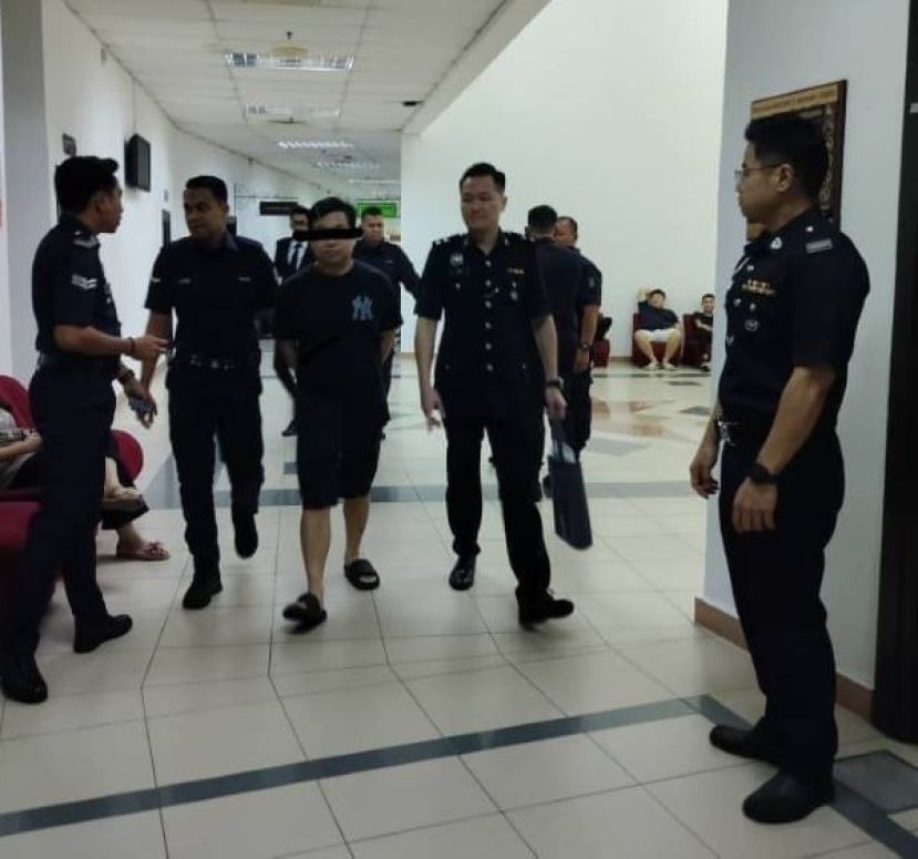 过堂后，被告被押离法庭时影。