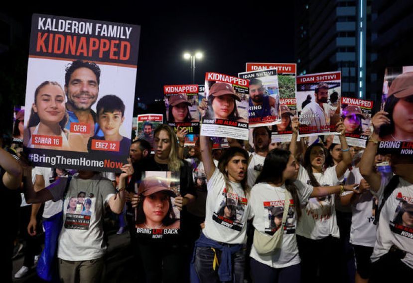 以色列民众在特拉维夫街头抗议要求政府谈判释放被哈玛斯扣押人质。