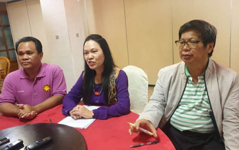 革新党总裁徐丽娜（中）召开新闻发布会。左为该党主席布伦历伯斯及助理秘书张光锦(右)。