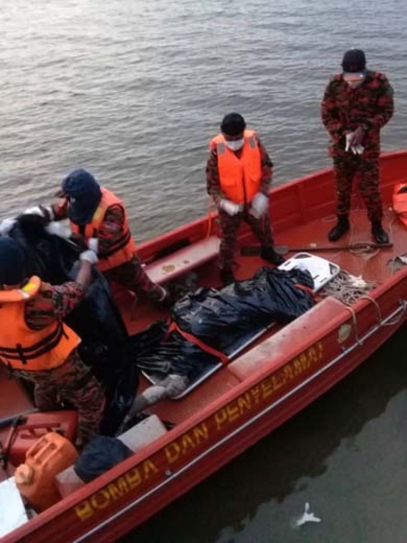 疑是船祸惨剧最后一名失踪者浮尸由消拯局船只送返码头。