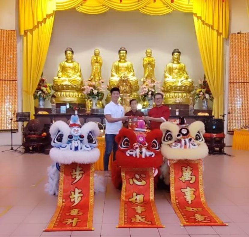 石角民中醒狮团成员在佛殿前与寺方代表合影留念。三头醒狮排开，红幅写着&ldquo;步步高升&rdquo;、&ldquo;心想事成&rdquo;、&ldquo;万事如意&rdquo;，为新春增添喜庆祥和气氛。右起为北市行政委员薛华东、主席萧乃文以及筹委会主席张咏杰。