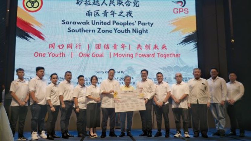 南区12个支部的青年团签署《南区青年共识2026》。 左起为石隆门支部青年团代表mattrick、成邦江支部青年团团长 wong yii hong、西连支部青年团代表 Rodney Frazer、哥打圣淘沙支部青年团团长William Bong、石角支部青年团团长曾俊凌、总理署政治秘书安琪丽、青年总团团长刘可杰县议员以及砂拉越人民联党党主席拿督阿玛沈桂贤医生；右起为都邦团长 Chong jiew choi、打叻团长 yap wei kiong、朋岭支部青年团 Byron Chang、巴都林当支部青年团黄昭信市议员、巴都吉当支部青年团庄育华市议员以及古晋支部青年团团长黄笃荣。