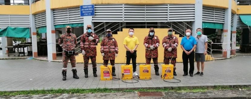 人联党青年总团安排盐材港小贩中心进行消毒工作