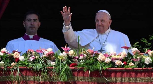 众多天主教徒聚集在圣伯多禄广场，聆听教宗方济各的复活节弥撒和传统祝福。