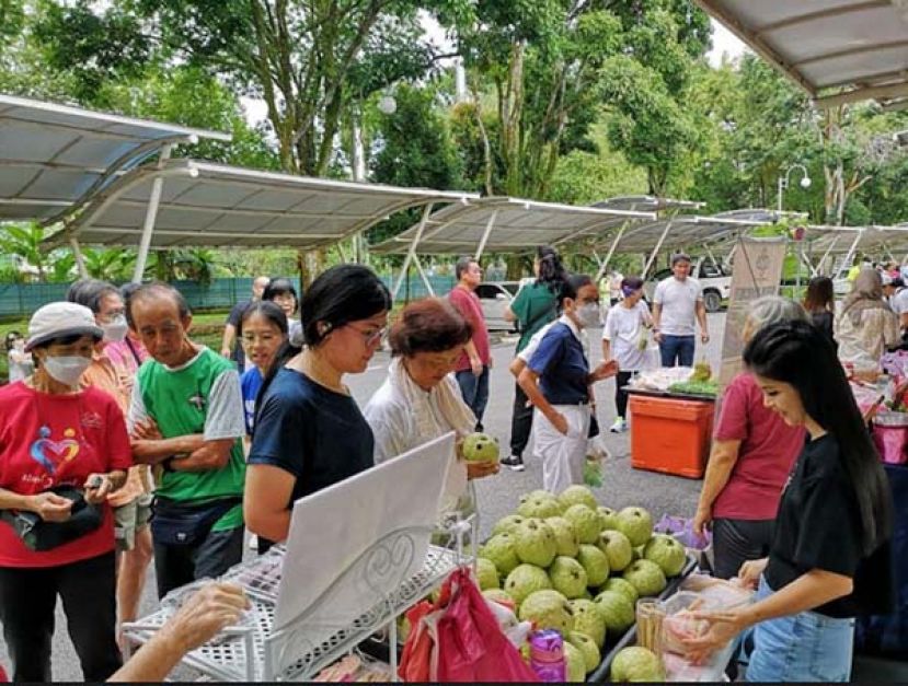 天然农贸市集里本地农作众多，深受市民欢迎。