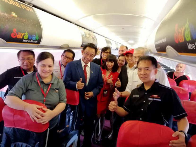 砂旅游、艺术、文化、青年与体育部长拿督阿都卡林推展亚航机舱内张贴砂旅游目的地及旅游产品广告时摄。