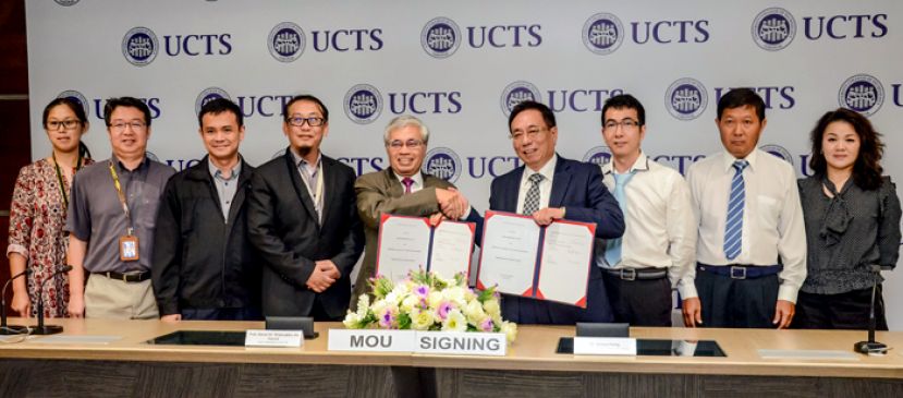 砂科技大学学院校长拿督凯鲁丁阿都哈密教授（右五）与台湾中华神农集团总裁洪崇镛（右四）交换备忘录。