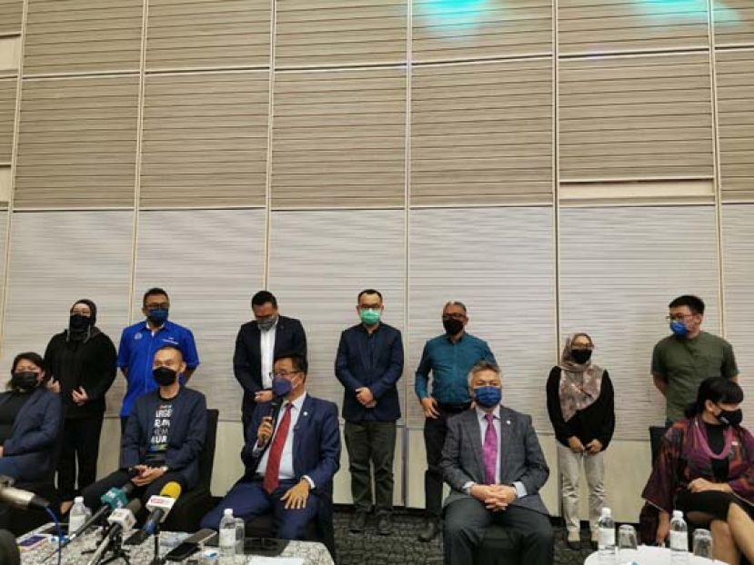 砂旅游、艺术及文化部长拿督斯里阿都卡林（坐者中）于新闻发布会上摄。