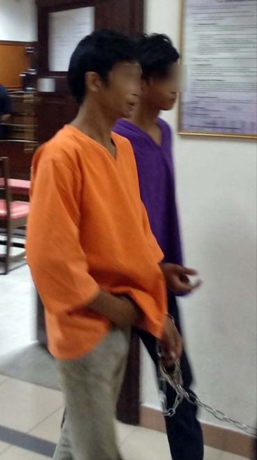 偷消防栓变卖的2兄弟出庭时摄。