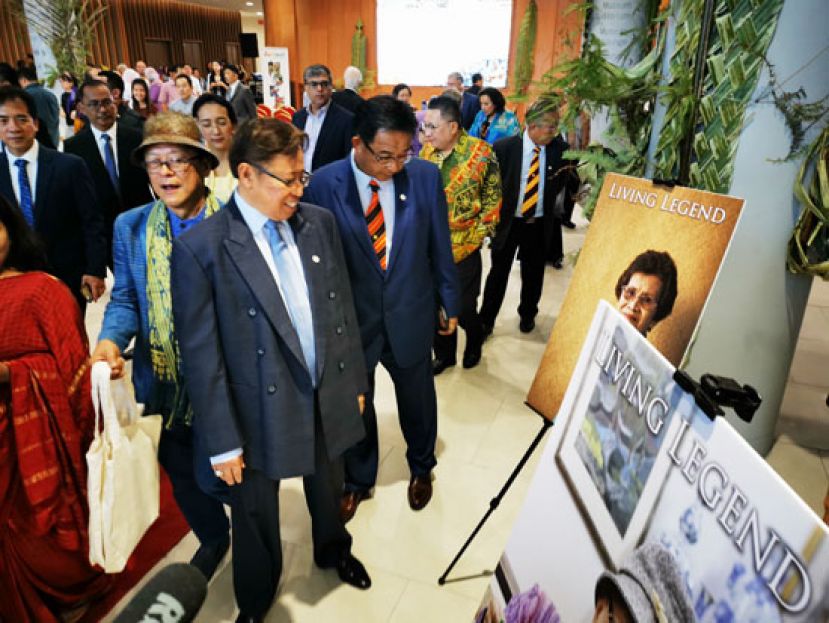 砂首长拿督巴丁宜阿邦佐哈里（中）欣赏手工艺大师肖像。