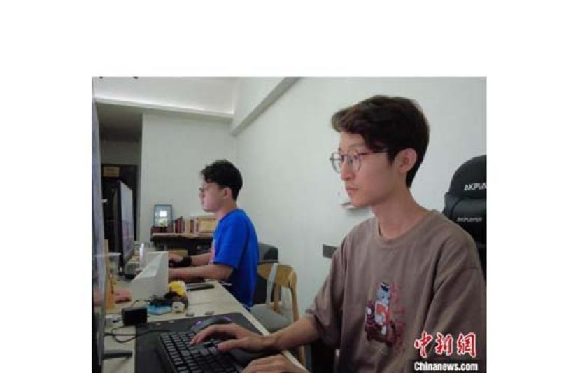 西安视频制作者李言正在修改视频作品。