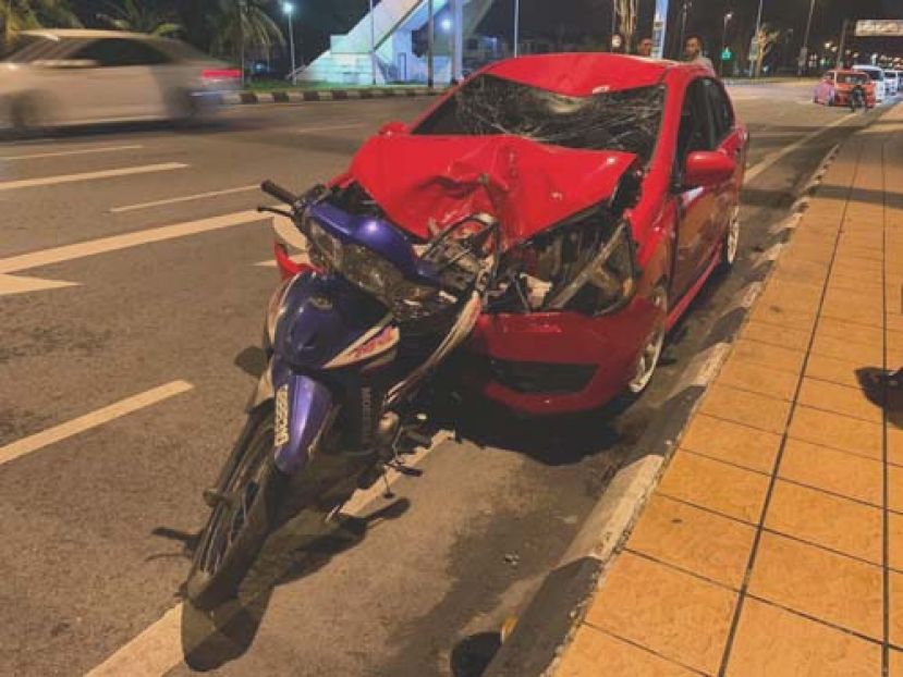 肇祸汽车与电单车严重损毁。