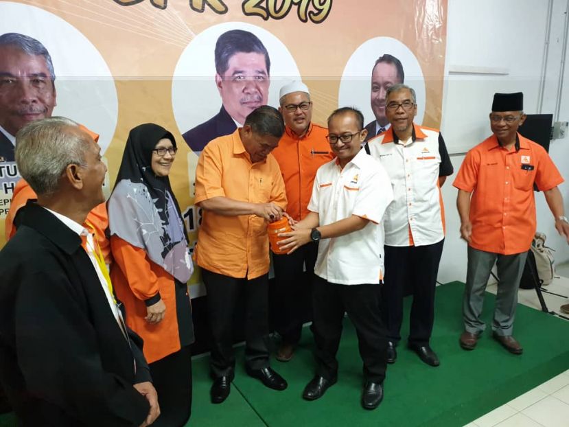 默哈末沙布为诚信党砂州选举基金主持启动。右二为全国诚信党选举主任拿督威拉哈达南利，右三为砂诚信党主席莫哈末费祖安再迪。