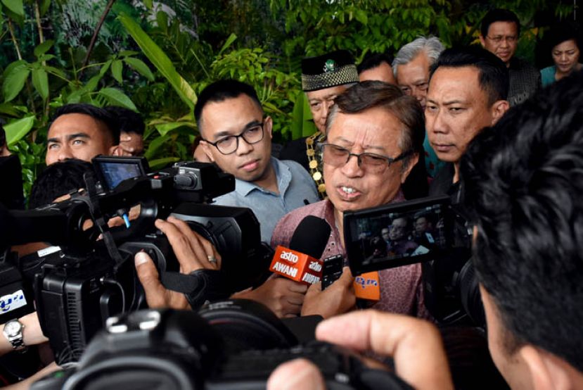 砂首长拿督巴丁宜阿邦佐哈里（中）接受媒体访问该党鞭拿督斯里法迪拉尤索等人拜会首相敦马哈迪事项。