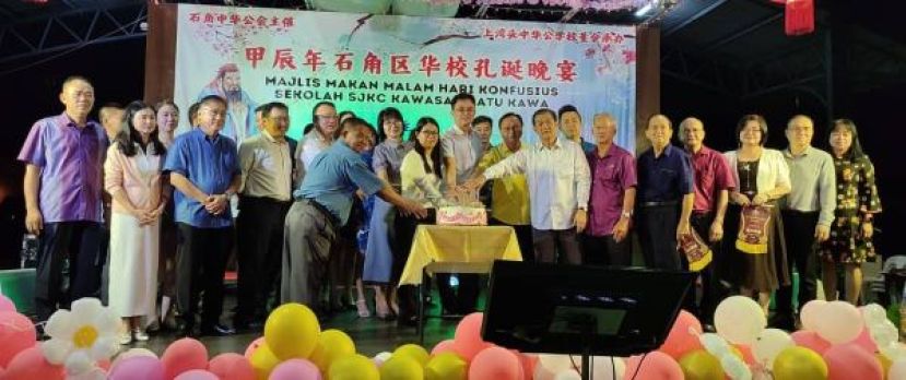 众嘉宾和石角区各港门校长等共切蛋糕时影。