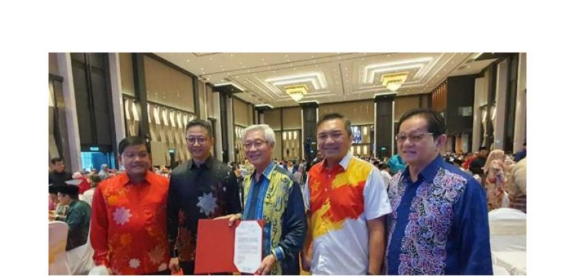 巴生滨华中学校董事长谢松坤（中）展示雪州政府批发土地信函。左起许来贤、邓章钦、黄思汉及巴生滨华独中董事部总务颜来发。（图取自当今雪州）