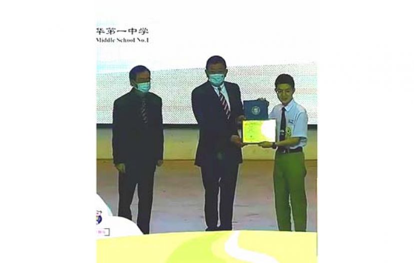 古晋中中校董会主席拿督黄良杰（颁奖予得奖同学，左为叶宗元校长。