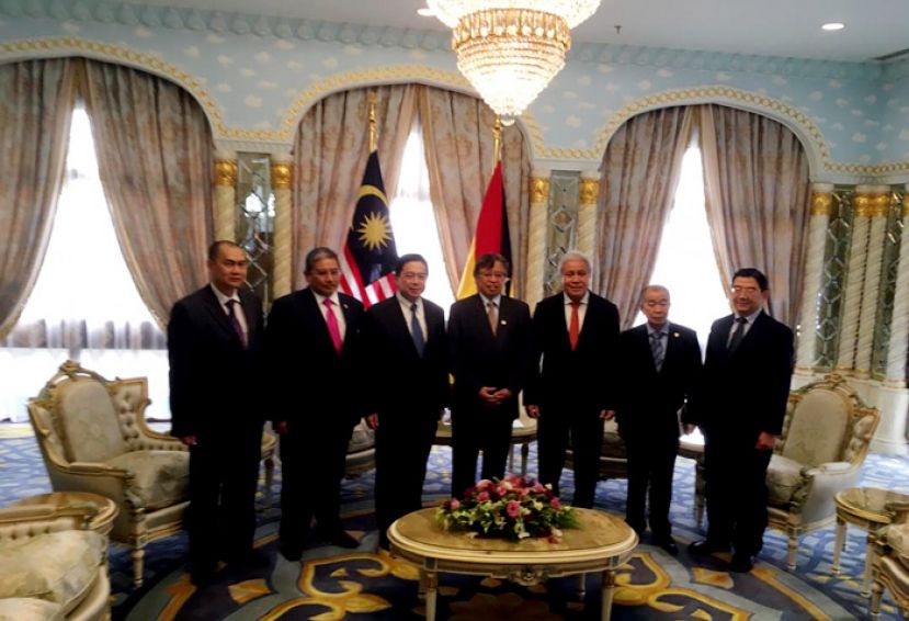 砂首长拿督巴丁宜阿邦佐哈里接见汶莱外宾。左起；为汶莱驻古晋总领事阿旺默哈末、汶莱第二外交部长拿督斯里阿旺伊尔万、汶莱首相署部长兼第二财政及经济部长拿督刘光明博士、砂首长首长拿督巴丁宜阿邦佐哈里、砂副首长拿督阿玛阿旺登雅、助理部长拿督莫哈末诺罗登、砂工业与发展部常务秘书拿督廖顺荣。