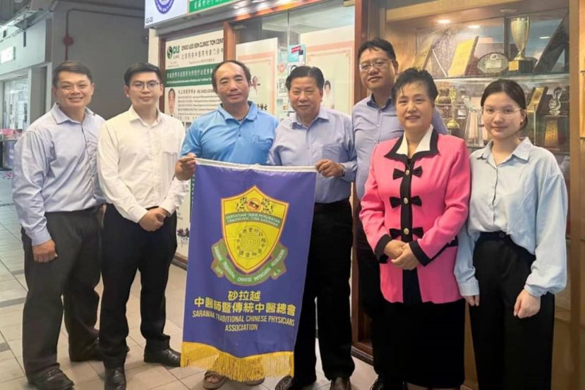 砂医总会长江宗兴（右4）邀新加坡朱立信博士（右5）为将在诗巫举办的世界中医药高峰论坛讲师之一；右二起为王宝芬教授、新加坡专业手法治疗师协会会长李维；左起是林德强、江邦发。