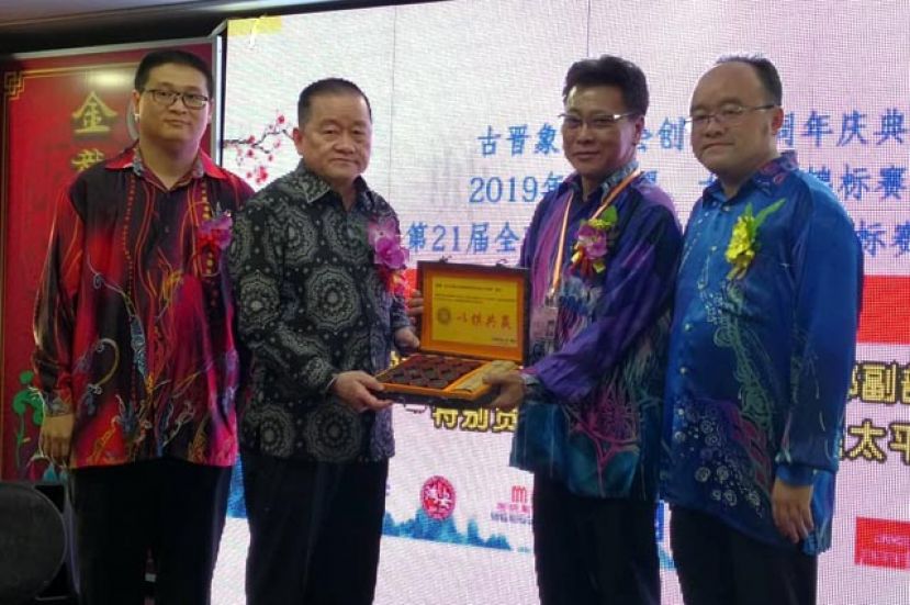  砂象棋联合会永久名誉会长拿督斯里刘为强太平局绅（左2）赠送纪念品给筹委会主席沈象文。左1为砂象棋联合会主席曾令威；右1为砂拉越象棋联合会会长甲必丹拿督刘思乐。