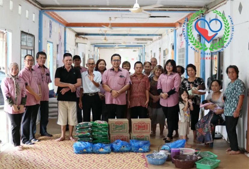 派发食品篮与日常必需品活动时影，中为斯里阿曼慈善与社区健康委员会主席杰拉德恩巴林。
