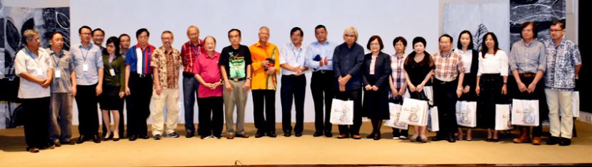 十位享誉盛名的海外学者和专家与嘉宾们及砂星座诗社理事们合照，右十;起为砂华总会长拿督黄良杰、砂星座诗社主席黄泽荣和卑尔骚区州议员拿督陈超耀。