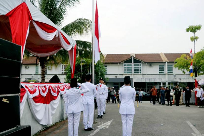 印尼驻古晋总领馆举行升旗礼，欢庆74周年国庆日。