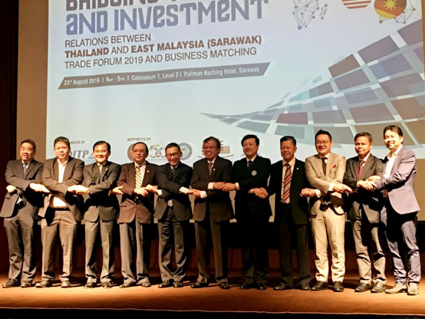 首长拿督巴丁宜阿邦佐哈里（右6）与各国及本地代表手牵手合影。