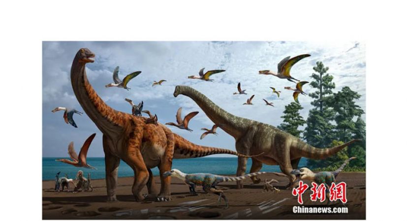 中国丝路巨龙(左)与新疆哈密巨龙(右)及哈密翼龙动物群生态复原图。