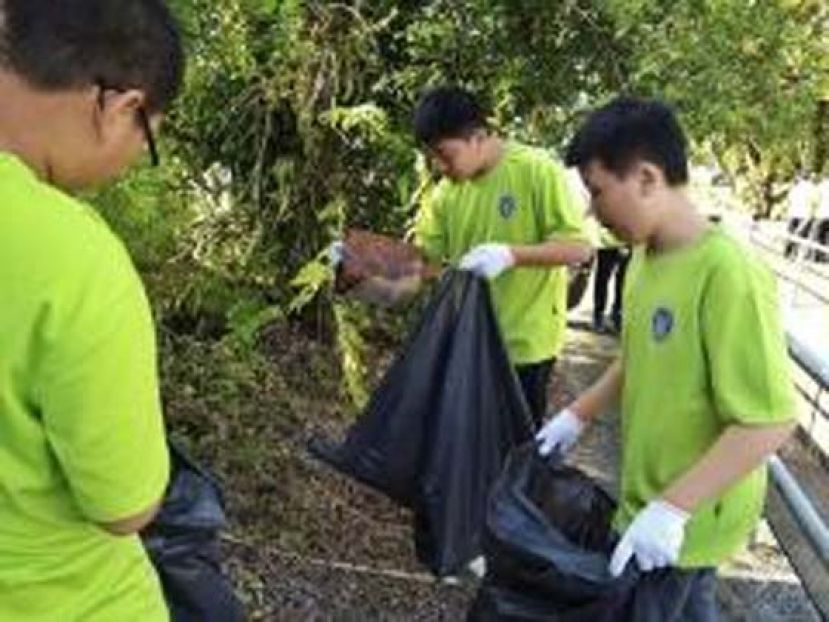 民中学生捡废弃物品时摄。