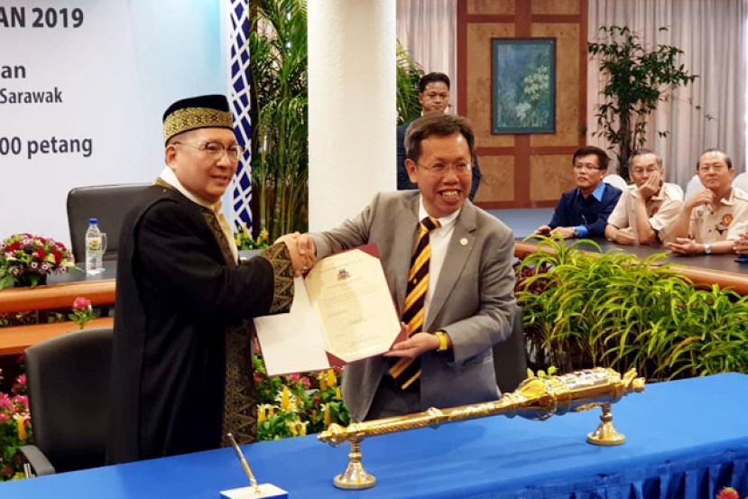 砂地方政府与房屋部长拿督沈桂贤（右）移交委任状予古晋南市市长拿督黄鸿圣（左）。