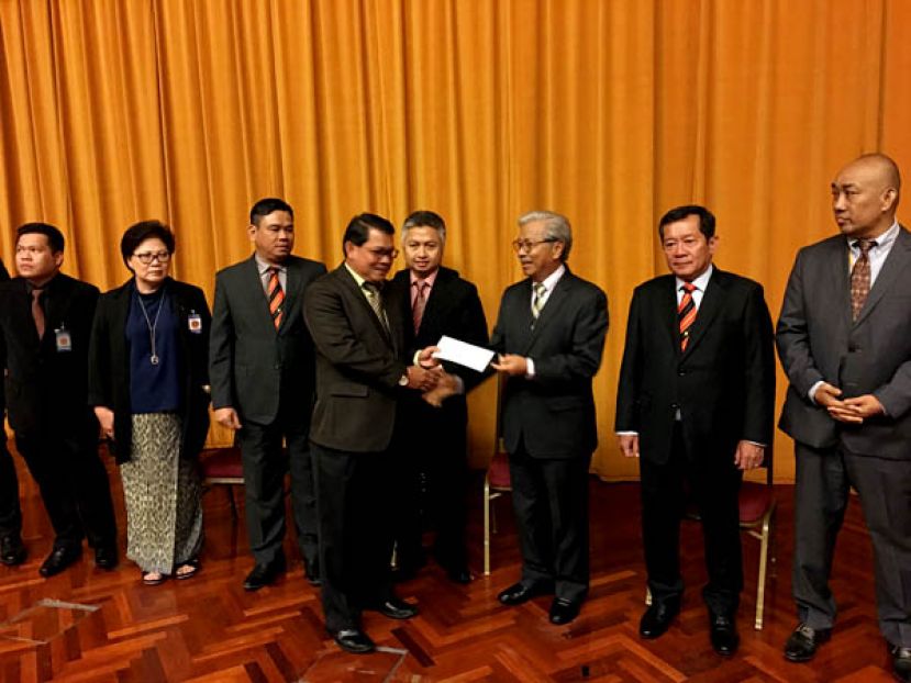 砂基本设施发展交通部部长丹斯里拿督阿玛詹玛欣副首长（右3）颁发乡区小型发展拨款予其中一个受惠单位时摄。