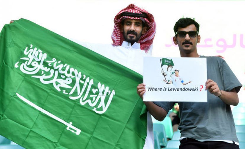 2022年卡塔尔世界杯上，两名沙乌地阿拉伯球迷举著加油旗帜，还用标语呛声波兰主力前锋&ldquo;莱万（Robert Lewandowski）在哪？&rdquo;