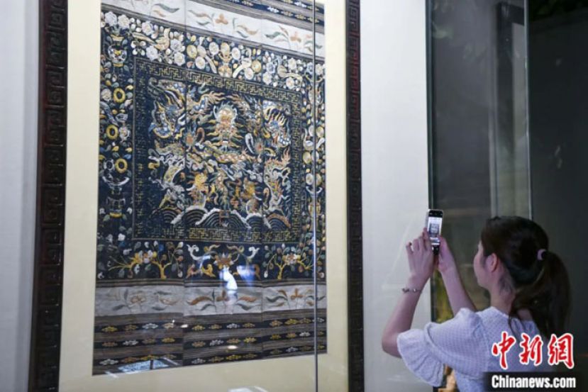 海南博物馆展出的黎族龙被。